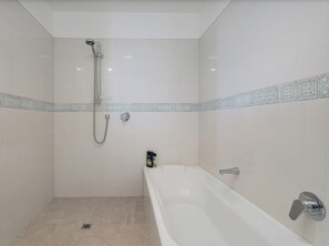 Shower, hair dryer - Soleil Studio - Whangamata Self-contained Unit (Whangamata)