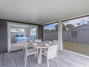 Outdoor dining - Soleil Studio - Whangamata Self-contained Unit (Whangamata)