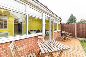 Outdoor dining - Urban Garden House Stratford (London)