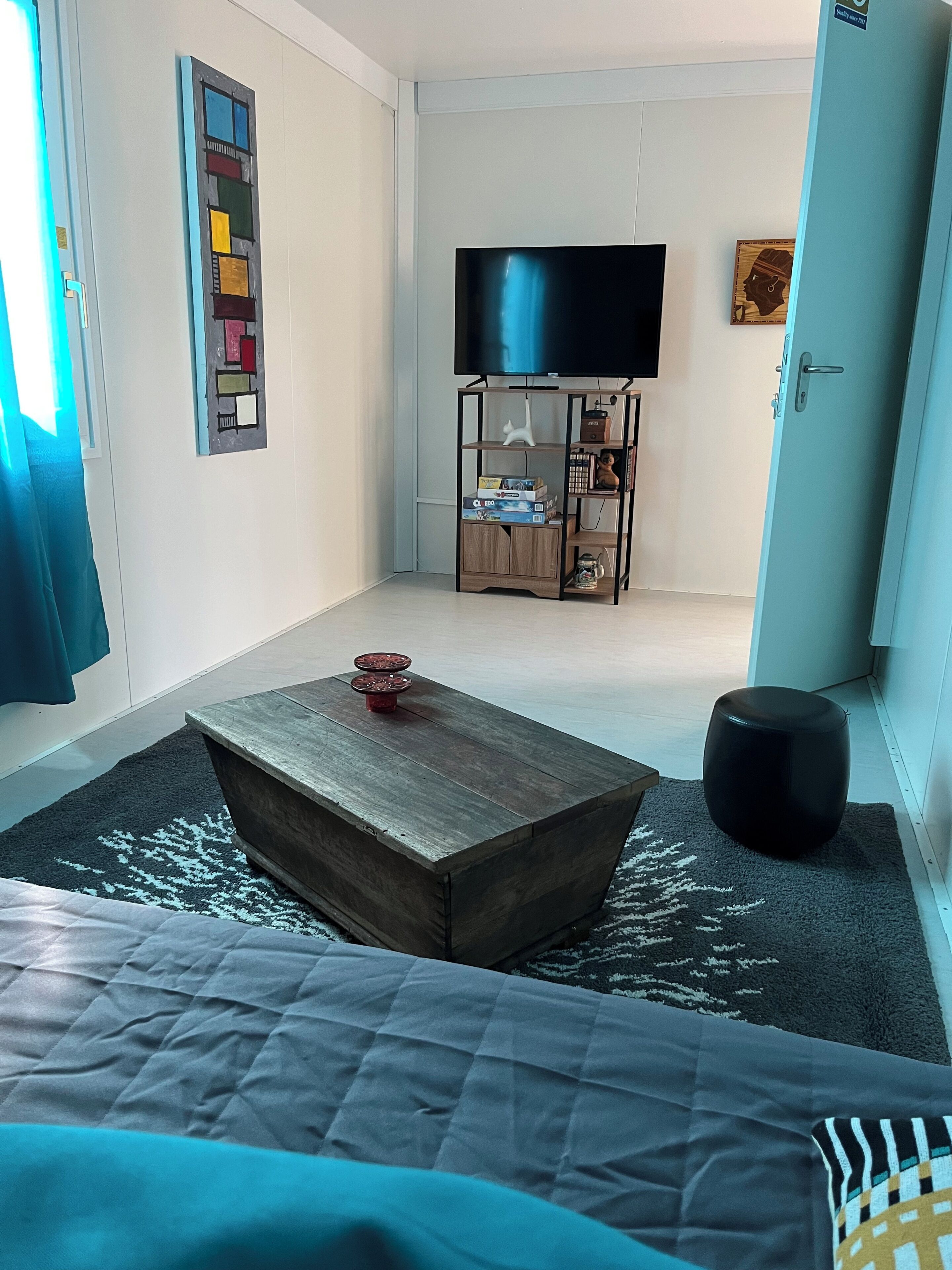 1 dormitorio, tabla de planchar con plancha, ropa de cama