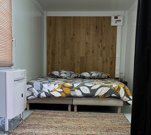 1 sovrum, strykjärn/strykbräda och sängkläder