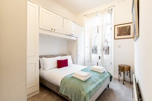 1 bedroom, iron/ironing board, Internet - Cosy Little Venice Garden Balcony Retreat (London)