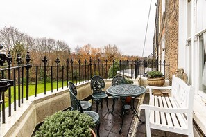 Outdoor dining - Cosy Little Venice Garden Balcony Retreat (London)
