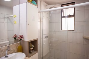 A bathroom with a shower, sink, and a mirror. - Paraiso do Atlantico #102d - Style by Carpediem (Cabedelo)