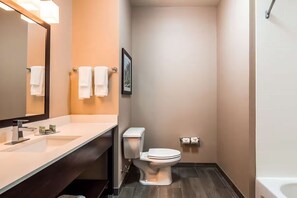 Hiustenkuivaaja, pyyhkeet, saippua, sampoo