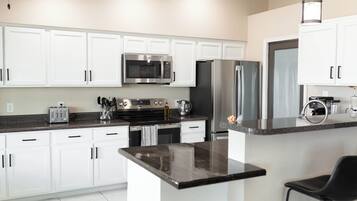 Lemari es besar, microwave, oven, dan kompor