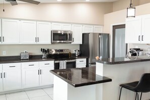 Tủ lạnh, lò vi sóng, lò nướng, bếp nấu 