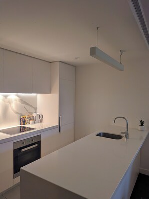 Private kitchen - Perfect Accomodation for F1 goers! (Melbourne)