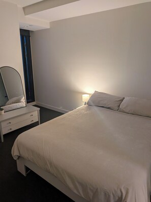 2 bedrooms, iron/ironing board, free WiFi, bed sheets - Perfect Accomodation for F1 goers! (Melbourne)