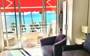Interior - Studio with exceptional sea view opposite the beach of the Juan les pins pier (Antibes)