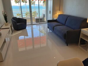 Smart TV - Studio with exceptional sea view opposite the beach of the Juan les pins pier (Antibes)