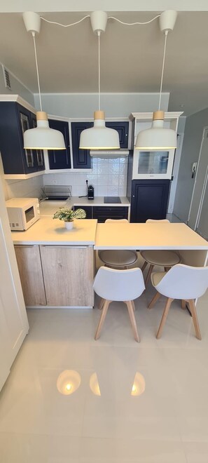 Fridge, microwave, oven, stovetop - Studio with exceptional sea view opposite the beach of the Juan les pins pier (Antibes)