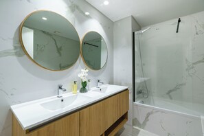 Shower, hair dryer, bidet, towels - Four Seasons in Funchal... where luxury meets tranquility! (Funchal)