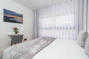 2 bedrooms, iron/ironing board, travel cot, free WiFi - Four Seasons in Funchal... where luxury meets tranquility! (Funchal)