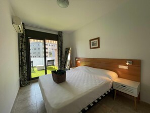 1 bedroom, travel cot, free WiFi, bed sheets - Renovated apartment near the beach (Lloret De Mar)