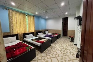 Quarto casal luxo, vista para a montanha | Quartos à prova de som, ferros/tábuas de passar roupa, Wi-Fi de cortesia