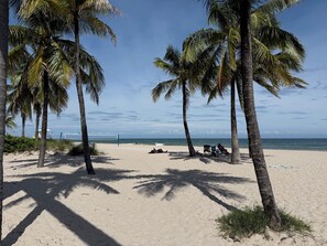 En la playa, arena blanca