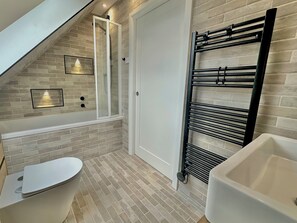 Haartrockner, Bidet, Handtücher, Seife