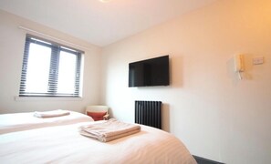 Tabla de planchar con plancha, wifi, ropa de cama