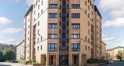 Stylish 2 Bed Duplex with Balcony & Parking Merchant City