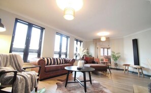 Unclassified image, 2 of 16, button - Stylish 2 Bed Duplex with Balcony & Parking Merchant City (Glasgow)