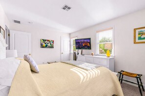 Tabla de planchar con plancha, wifi gratis y ropa de cama 