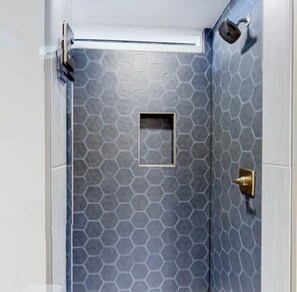 Dusche, Haartrockner, Handtücher, Seife