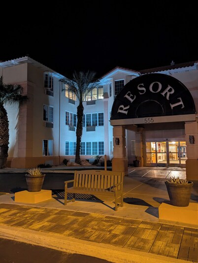 Awesome Resort Condo/Golf & Casino Close with 2 Pools!