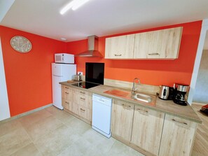 Kjøleskap, oppvaskmaskin, kaffetrakter/tekoker og brødrister