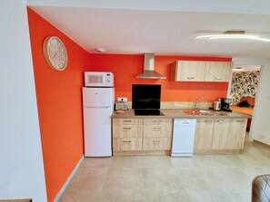 Réfrigérateur, lave-vaisselle, cafetière/bouilloire, grille-pain