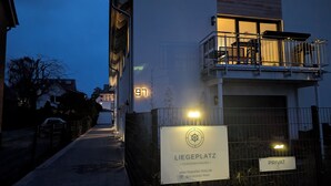 Ein Gebäude mit einem Schild, das 'LIEGEPLATZ' und 'PRIVAT' anzeigt, sowie einer Webseite und einem Social-Media-Handle.
