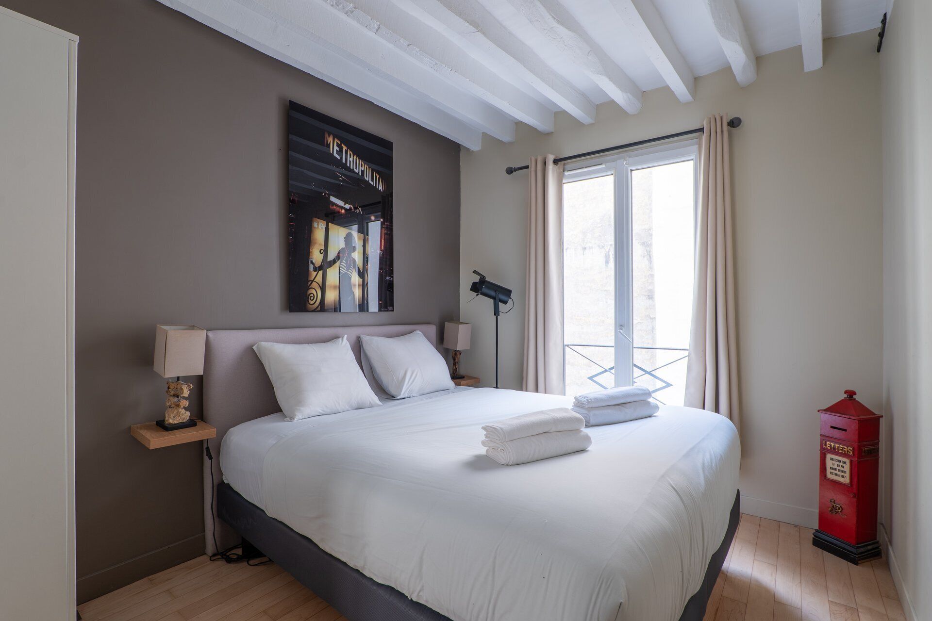 Tabla de planchar con plancha, internet y ropa de cama 