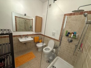 Shower, hair dryer, bidet, towels - Cozy apartment with private terrace in Kalsa, in the heart of Palermo (Palermo)
