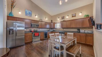 Leilighet – deluxe | Eget kjøkken | Kjøleskap, mikrobølgeovn, ovn og kokeplater