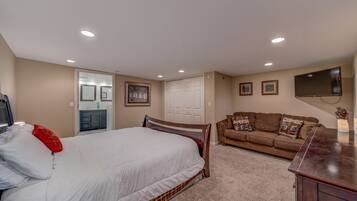 Condo Deluxe | Decoración personalizada, muebles diferentes y cortinas blackout