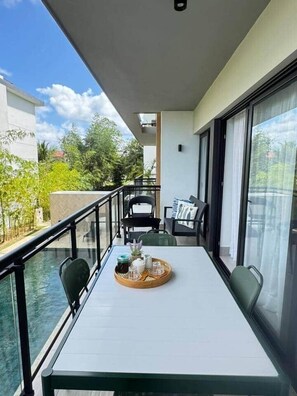 Outdoor dining - Apartamento HAUS 1 | 2BR en CapCana | Juanillo Beach (Punta Cana)