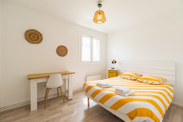 3 bedrooms, desk, iron/ironing board, internet - Spacious 3-Bedroom Apartment in Guingamp, 6 Guests (Guingamp)