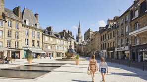 A historic town square with cobblestone pavement, a central fountain, and traditional European architecture. - Spacious 3-Bedroom Apartment in Guingamp, 6 Guests (Guingamp)