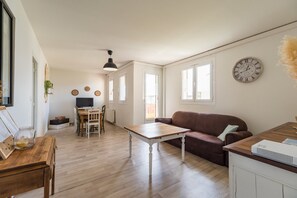 TV, books - Spacious 3-Bedroom Apartment in Guingamp, 6 Guests (Guingamp)