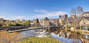A stone bridge over a river, historic buildings, and a clear sky. - Spacious 3-Bedroom Apartment in Guingamp, 6 Guests (Guingamp)