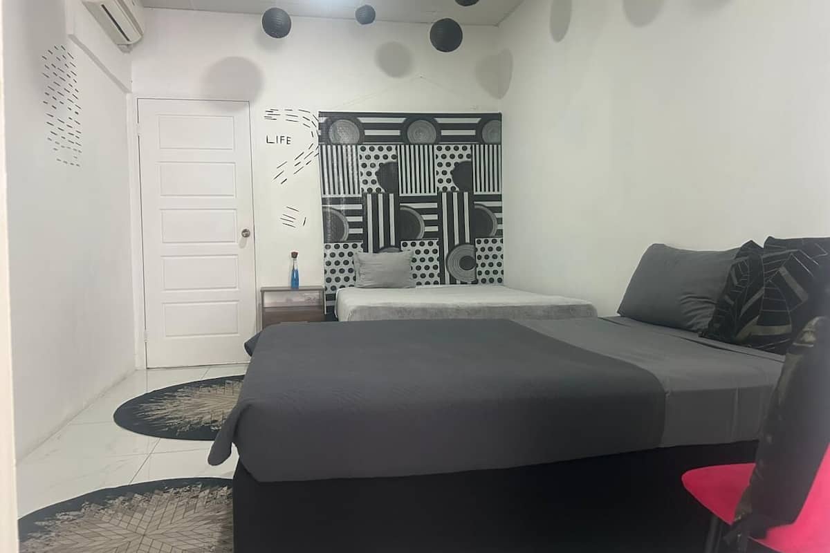 Appartement Confort | Rideaux dâobscurcissement, fer et planche Ă repasser