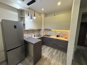 Private kitchen - Cozy 1-bedroom apartment in charming T'bilisi, Saburtalo district (T'bilisi)