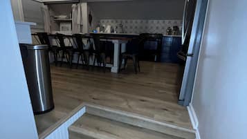 Mikrobølgeovn, ovn, kokeplater og oppvaskmaskin