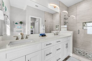 Shower, hair dryer, towels - Driftaway on Delmar Vacation Home (Fort Myers Beach)