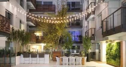 Emerald Garden' Upscale & Serene Retreat Walk to Beach Pool Gym Jacuzzi