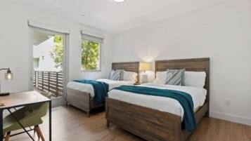 2 chambres, fer et planche à repasser, lit de bébé portatif