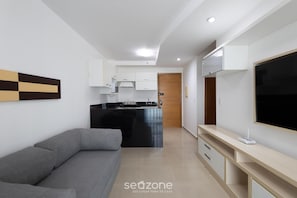 Apartment | Living area | 32-inch Smart TV with digital channels - Aptos em Cond. com Piscina na Asa Norte - BHY (Brasília)