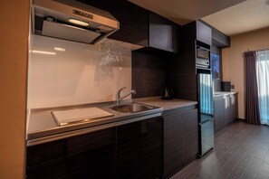 Frigorífico, microondas, placa de cocina y utensilios de cocina