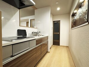 Fridge, microwave, stovetop, cookware/dishes/utensils