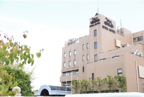 En byggnad med skylten ”Royal Hotel” högst upp.